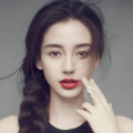 无论是衬衫与纱裙的搭配，还是慵懒随性的oversize衬衫裙，再加上精心设 郭晶晶与霍启刚现身慈善晚宴 亲密挽手罕见秀恩爱 2015-11-27 11月26日，郭晶晶在香港与丈夫霍启刚结伴，恩爱出席慈善晚宴，以显善心。